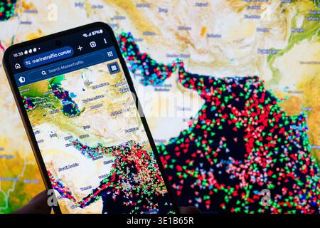 Bruxelles, Belgique. 15 mars 2026. Une carte MarineTraffic montrant les mouvements des navires dans le détroit d'Ormuz est affichée sur l'écran d'un smartphone avec une carte en arrière-plan dans cette illustration photo, alors que le trafic des navires commerciaux sur la voie maritime principale du pétrole diminue fortement au milieu de l'escalade du conflit impliquant l'Iran. Prise à Bruxelles, Belgique, le 15 mars 2026. Jonathan Raa/Nurphoto *** strictement à des fins éditoriales *** crédit : Sipa USA/Alamy Live News Banque D'Images