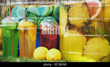 Boissons rafraîchissantes aux fruits et limonade servies au festival India Day à Moscou Banque D'Images