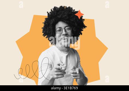 Jeune homme aux cheveux bouclés sourires et poses pour un collage avec des couleurs vives Banque D'Images