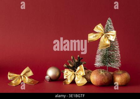 Décoration de Noël, Noël, décoration, arbre de Noël, pommes, noix, pommes de pin, studio, Bade-Wuerttemberg, République fédérale d'Allemagne Banque D'Images