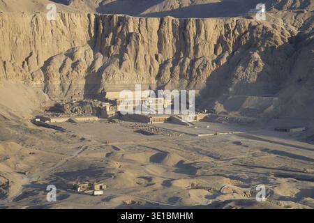 Temple mortuaire d'Hatshepsout, vue aérienne, Louxor, al-Wadi al-Jadid, Égypte Banque D'Images