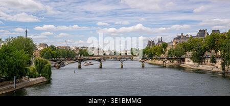 Paris, France - 08 04 2025 : un beau paysage grand angle de la Seine par temps nuageux. L'image représente l'emblématique Pont des Arts, la pointe Banque D'Images