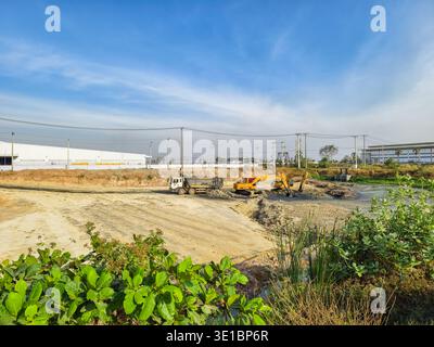 Chantier, terrain de développement industriel ou commercial, matériel de terrassement actif, excavatrice et camion à benne basculante, Phnom Penh SEZ, Cambodge Banque D'Images