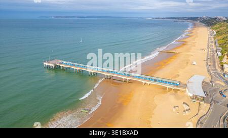 Vue au lever du soleil de la jetée de Boscombe à Bournemouth, England.IMAGE Banque D'Images