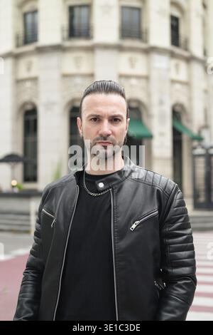 Homme barbu confiant portant une veste en cuir noir Banque D'Images