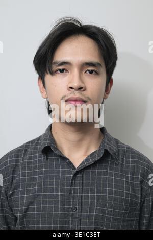 Portrait de beau jeune homme thaïlandais asiatique au début des années 20 Banque D'Images