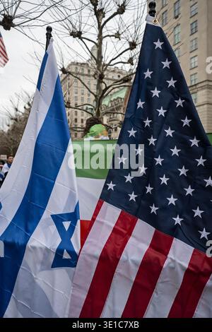 New York, New York, États-Unis. 15 mars 2026. Drapeaux d'Israël, de la monarchie iranienne et des États-Unis affichés lors d'une manifestation contre le régime islamique iranien crédit : Joseph Reid/Alamy Live News Banque D'Images