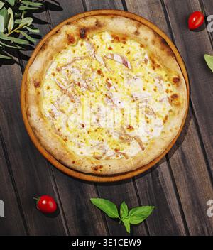 Une pizza fraîchement cuite est placée sur une planche de bois ronde entourée de feuilles de basilic et de tomates cerises. La pizza dispose d'une croûte dorée avec fondu Banque D'Images