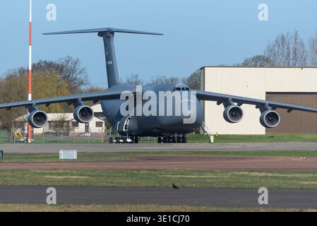 Avion de transport Lockheed C-5M Super Galaxy à la RAF Fairford lors de l'opération Epic Fury bombardement de l'Iran et de la guerre au moyen-Orient. Soutien logistique Banque D'Images