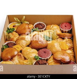Une variété de produits fraîchement cuits disposés magnifiquement dans une boîte en carton. Comprend des croissants, des biscuits en forme de cœur et des mini-gâteaux colorés garnis Banque D'Images