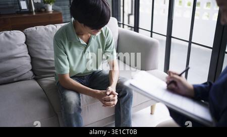 Psychothérapie professionnelle prendre note pendant le rendez-vous patient discutant des problèmes de santé mentale avec le psychologue santé mentale Banque D'Images