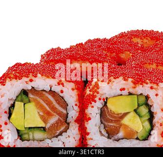 Rouleaux de sushi californiens vibrants recouverts de tobiko rouge vif, isolés sur un fond blanc Banque D'Images
