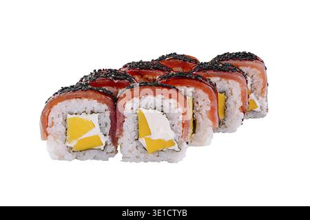 Rouleaux de sushi recouverts de poisson rouge et de graines de sésame noir présentant une garniture à la mangue et au fromage à la crème Banque D'Images