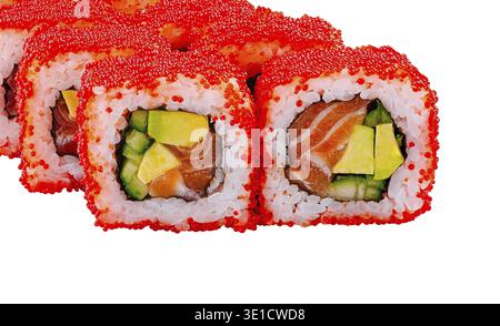 Rouleaux de sushi californiens vibrants recouverts de tobiko rouge vif, isolés sur un fond blanc Banque D'Images