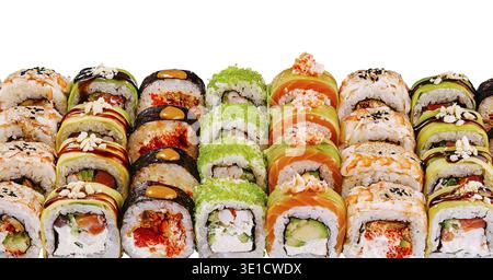 Grand ensemble de sushi avec différents types de rouleaux de maki est servi sur un fond blanc Banque D'Images