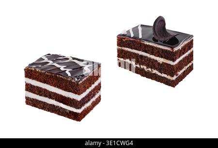 Deux tranches de délicieux gâteau au chocolat décorées de sauce au chocolat sont isolées sur un fond blanc Banque D'Images