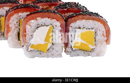 Rouleaux de sushi recouverts de poisson rouge et de graines de sésame noir présentant une garniture à la mangue et au fromage à la crème Banque D'Images