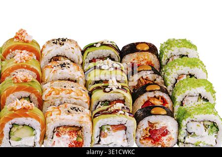 Grand ensemble de sushi avec différents types de rouleaux de maki est servi sur un fond blanc Banque D'Images