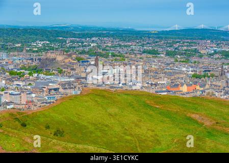 Vue panoramique du château d'Édimbourg depuis le parc Holyrood en Écosse.IMAGE Banque D'Images