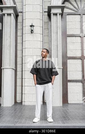 Portrait complet du beau jeune homme africain debout à l'extérieur Banque D'Images