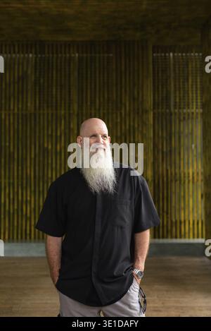 Portrait d'homme chauve mature avec une longue barbe grise Banque D'Images