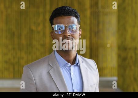 Portrait d'un beau jeune homme d'affaires africain vêtu d'un costume Banque D'Images