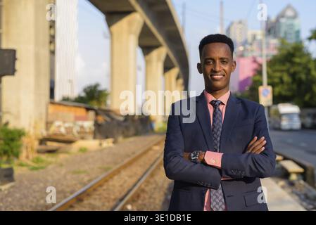 Portrait d'un jeune homme d'affaires africain portant un costume et une cravate Banque D'Images