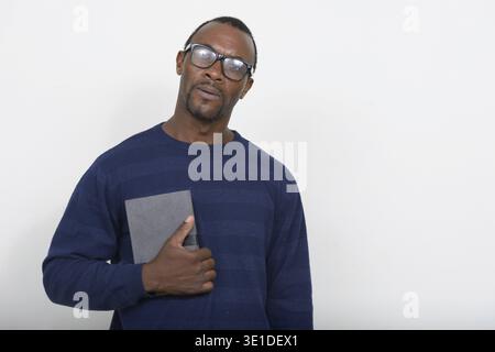 Photo studio d'un bel homme africain barbu sur fond blanc Banque D'Images