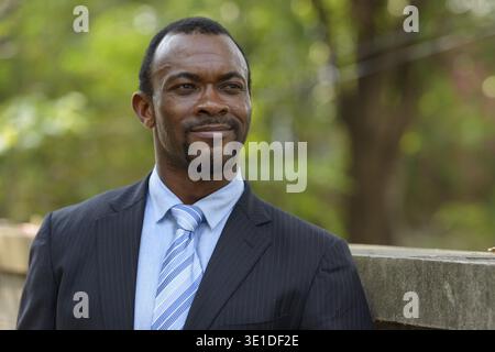 Portrait d'un bel homme d'affaires africain barbu dans les rues à l'extérieur Banque D'Images