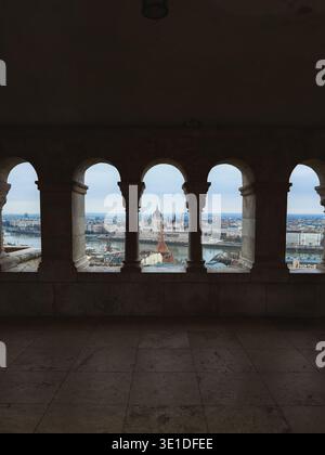 Vue sur le Parlement à travers Stone Arches Banque D'Images