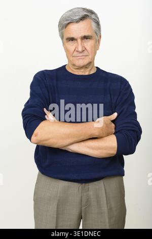 Photo studio d'un bel homme senior sur fond blanc Banque D'Images