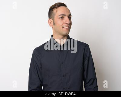 Studio shot du jeune homme d'affaires persan sur fond blanc Banque D'Images