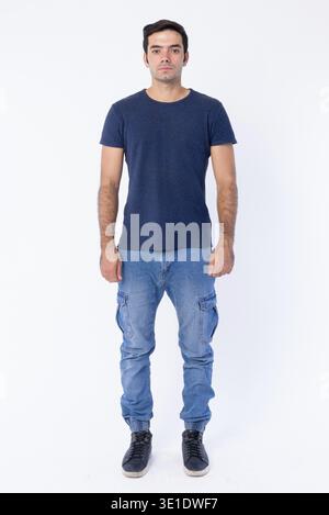 Photo studio d'un jeune bel homme persan isolé sur fond blanc Banque D'Images
