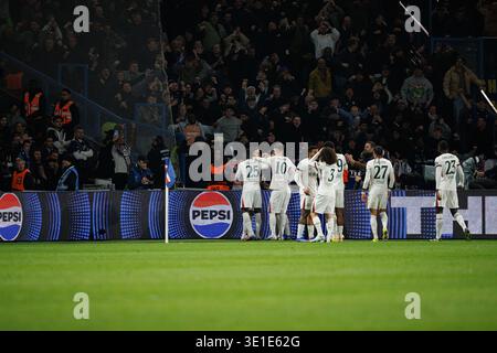 Les joueurs de Chelsea ont vu célébrer après avoir marqué un but lors de la Ligue des Champions Round de 16 match entre les équipes du Paris Saint-Germain Football Club et Banque D'Images