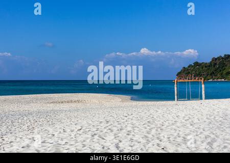 Plage de Koh Adang, Thaïlande. Plage de sable blanc avec eau de mer turquoise. Balancez-vous sur le rivage avec un ciel bleu clair. Paradis tropical dans la mer d'Andaman. Banque D'Images