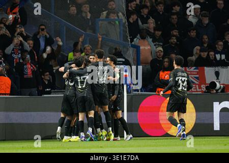 Les joueurs du PSG ont vu célébrer après avoir marqué un but lors de la manche de la Ligue des Champions de 16 matchs entre les équipes du Paris Saint-Germain Football Club et du Che Banque D'Images