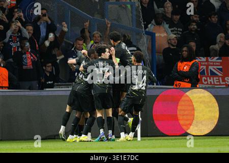 Les joueurs du PSG ont vu célébrer après avoir marqué un but lors de la manche de la Ligue des Champions de 16 matchs entre les équipes du Paris Saint-Germain Football Club et du Che Banque D'Images