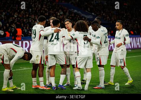 Les joueurs de Chelsea ont vu célébrer après avoir marqué un but lors de la Ligue des Champions Round de 16 match entre les équipes du Paris Saint-Germain Football Club et Banque D'Images