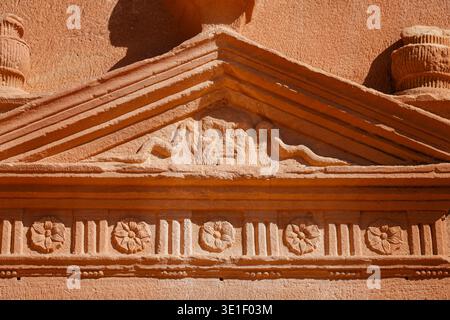 Sculpture rare d'un visage humain et de serpents sur une ancienne tombe nabatéenne à la nécropole de Jabal AlBanat à Hegra, Allula, Arabie Saoudite Banque D'Images