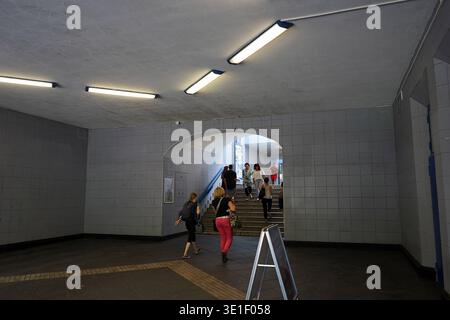 Station de S-Bahn de Treptower Park, chemin de fer de banlieue avec verrière en acier bleu, trains rouges, tunnel carrelé et façade Art Nouveau, Berlin, Allemagne, juillet 2018. Banque D'Images