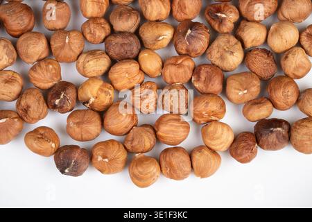 Image agrandie montrant des peaux de noisettes texturées en détail. Gros plan extrême capturant les caractéristiques de surface complexes des noyaux de noisette avec une mise au point nette Banque D'Images
