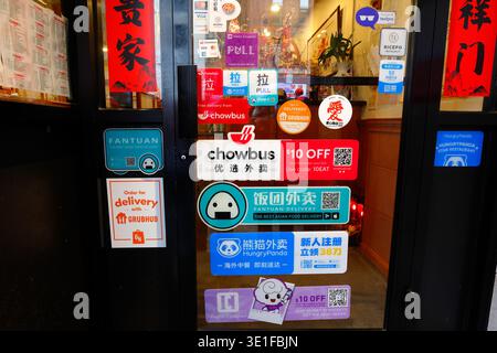 Ricepo, Fantuan, Chowbus, Grubhub, TextproHungryPanda affichage de livraison de nourriture asiatique dans un restaurant. Banque D'Images