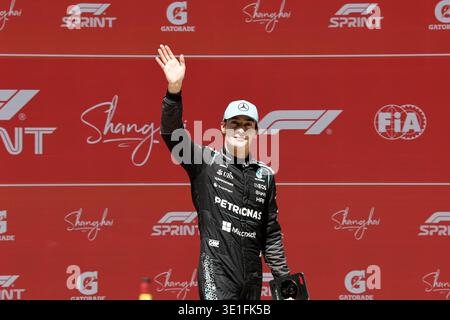 Shanghai, China.14th mars 2026. George Russell de l'écurie Mercedes-AMG Petronas Formula One Team fait signe aux fans après la course de sprint lors du Grand Prix de Chine de formule 1 2026 sur le circuit international de Shanghai le 14 mars 2026 à Shanghai, en Chine. Le Grand Prix de Chine de formule 1 2026 se déroule sur le circuit international de Shanghai du 13 au 15 mars. Crédit : Yin Liqin/China News Service/Alamy Live News Banque D'Images
