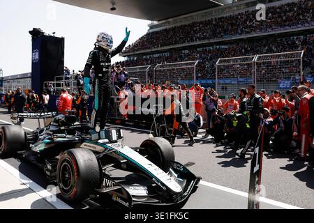 Shanghai, China.14th mars 2026. George Russell de l'écurie Mercedes-AMG Petronas Formula One Team fait signe aux fans après la course de sprint lors du Grand Prix de Chine de formule 1 2026 sur le circuit international de Shanghai le 14 mars 2026 à Shanghai, en Chine. Le Grand Prix de Chine de formule 1 2026 se déroule sur le circuit international de Shanghai du 13 au 15 mars. Crédit : Yin Liqin/China News Service/Alamy Live News Banque D'Images