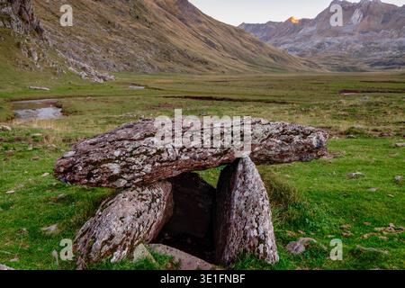 Dolmen d'Achar de Aguas Tuertas , Dolmen d'Aguas Tuertas, Guarrinza, Vallée de Hecho, vallées occidentales, chaîne de montagnes pyrénéenne, province de Huesca, Ara Banque D'Images