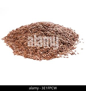 Pile de graines de lin séchées isolées sur blanc Banque D'Images