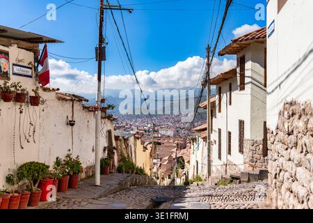 Cusco, Pérou - 22 mars 2025 : vue avec la rue Pumacurco située dans le centre historique de Cusco Banque D'Images