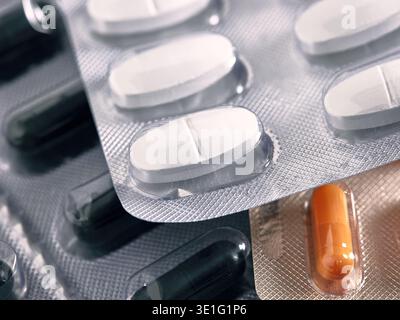 Vue rapprochée de diverses pilules médicales dans différentes plaquettes thermoformées, représentant les soins de santé, le traitement, la pharmacie et le bien-être Banque D'Images