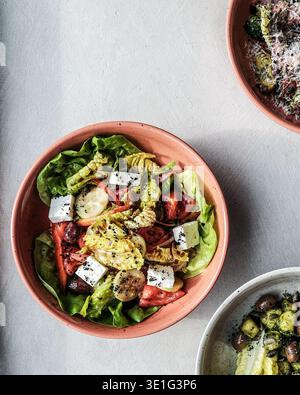Fromage grillé aux herbes et légumes. Délicieuse salade avec fromage fondu et légumes du jardin Banque D'Images