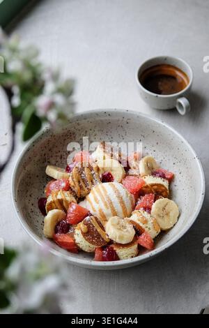 Bol petit déjeuner sain. Flocons d'avoine avec fruits et noix. Céréales chaudes servies avec fruits frais et noix Banque D'Images